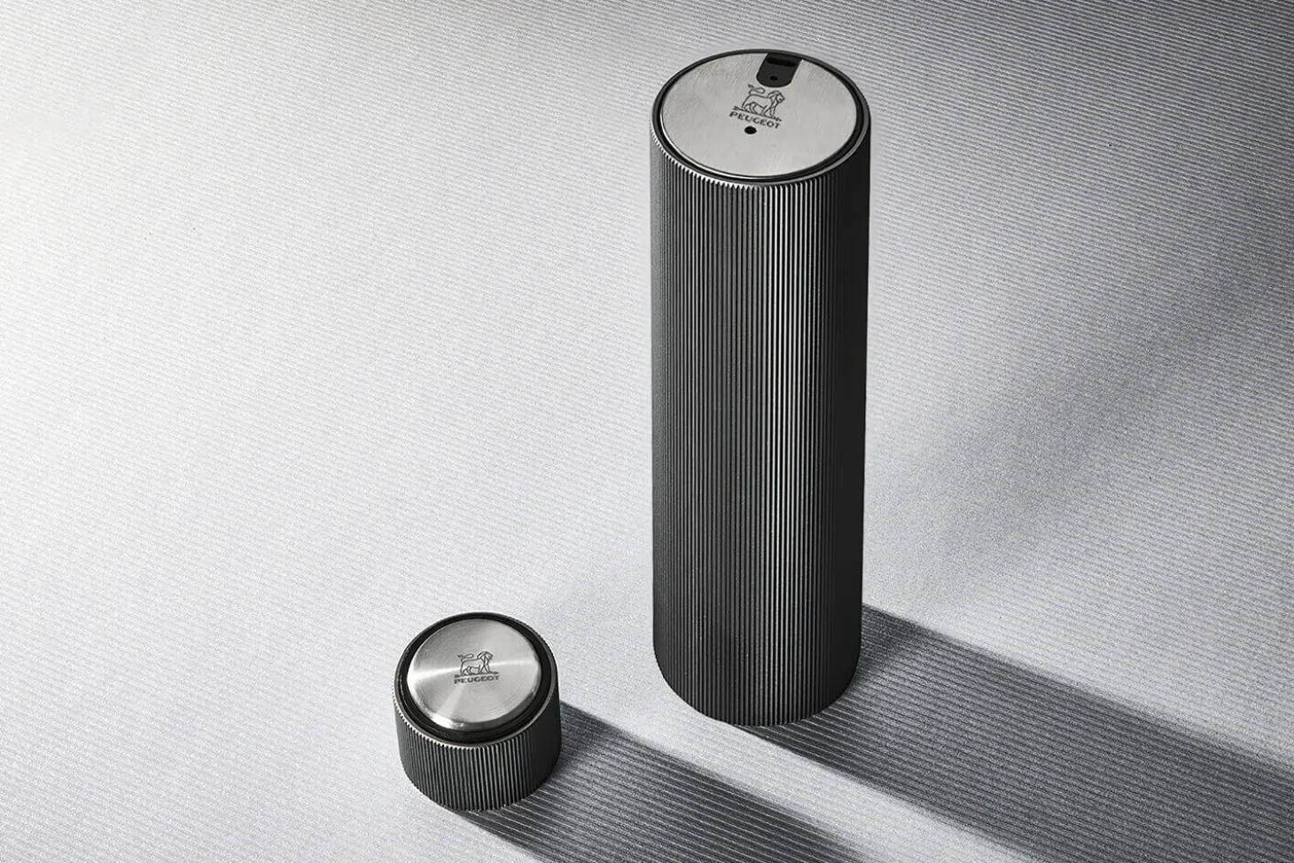 Tire-bouchon électrique rechargeable Peugeot Line Reverse Carbone avec coupe-capsule