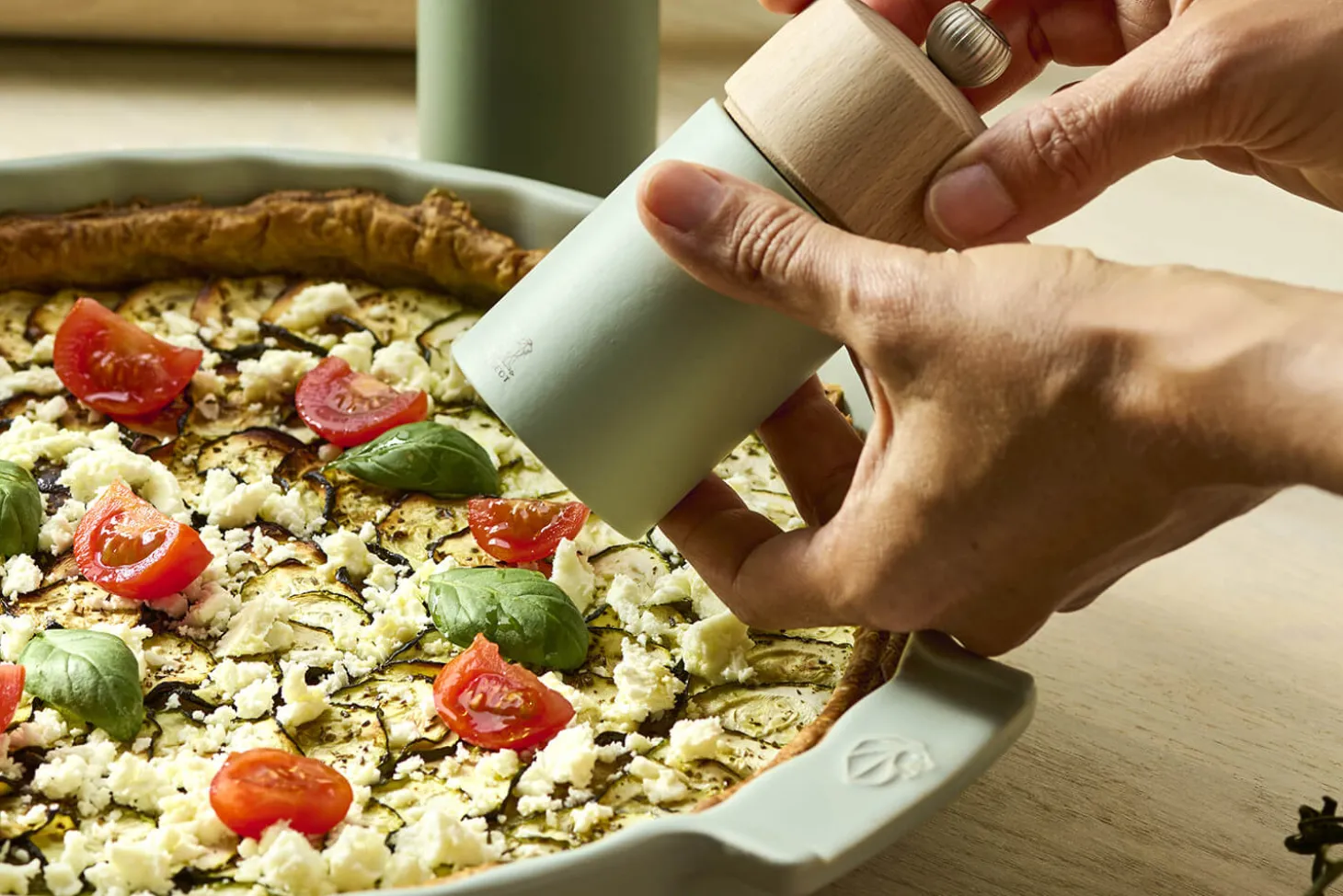 Tourtière Peugeot Appolia en céramique vert sauge diamètre 28cm