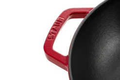 Wok Staub 30cm cerise en fonte émaillée avec couvercle en verre et grille en inox